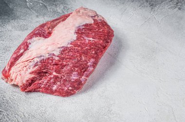 Kasap masasında kesilmiş çiğ sığır eti. Beyaz arka plan. Üst Manzara. Boşluğu kopyala