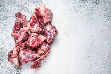 Çiğ kuzu eti yahnisi. Kemikle kesilmiş. Beyaz arka plan. Üst Manzara. Boşluğu kopyala