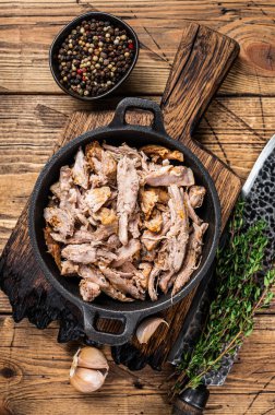 Kasap bıçağıyla yavaş yavaş doğranmış domuz eti. Ahşap arka plan. Üst görünüm