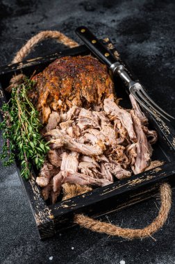 Ahşap tepside ağır ağır kızarmış domuz eti. Siyah arka plan. Üst görünüm