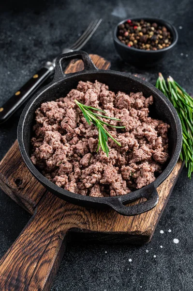 Смажене м'ясо з яловичини на сковороді для приготування макаронних виробів. Чорний фон. Вид зверху — стокове фото