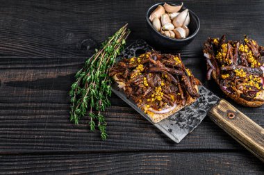 Et satırında domuz eti ve füme domuz eti. Siyah ahşap arka plan. Üst Manzara. Boşluğu kopyala