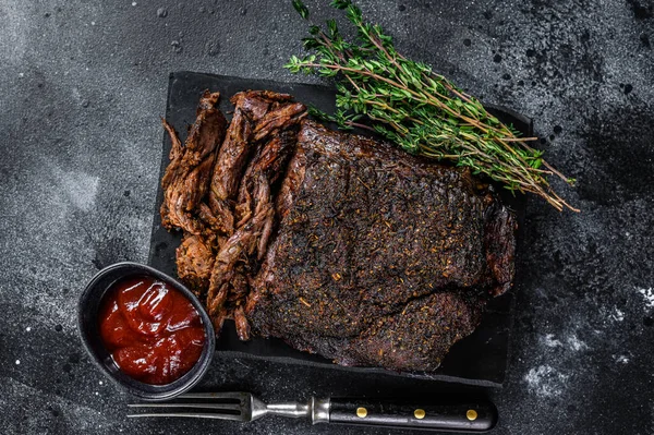 Texas Style BBQ Smoked Beef Brisket meat steak Чорний фон. Краєвид — стокове фото