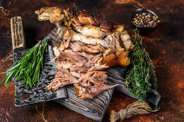 Kızartılmış ve et satırıyla ahşap bir tahtanın üzerinde Alman domuz budu Eisbein eti. Karanlık arka plan. Üst görünüm