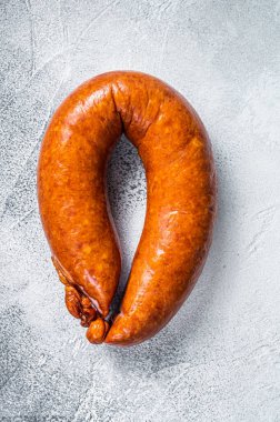 Beyaz bir kırsal masada tütsülenmiş sosis. Beyaz arka plan. Üst görünüm