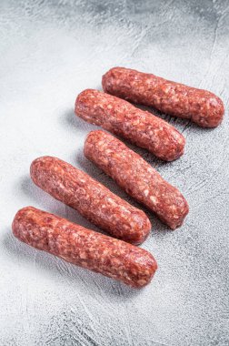 Kasap masasında çiğ et ve kuzu eti kebabı sosis. Beyaz arka plan. Üst görünüm