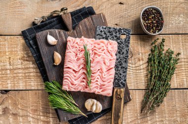 Çiğ tavuk ve hindi eti kasap satırıyla ahşap kesim tahtasının üzerinde. Ahşap arka plan. Üst görünüm