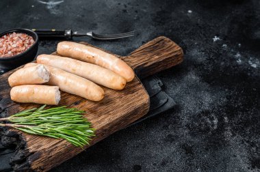 Ahşap bir tahtanın üzerinde kızarmış tavuk ve hindi sosisi. Siyah arka plan. Üst Manzara. Boşluğu kopyala