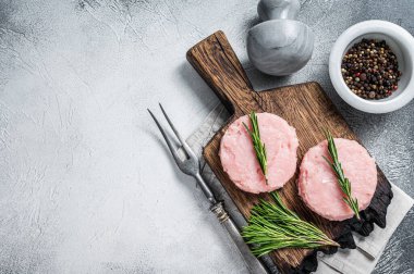 Pişmemiş çiğ kıymalı börek ve şifalı otlar. Beyaz arka plan. Üst Manzara. Boşluğu kopyala