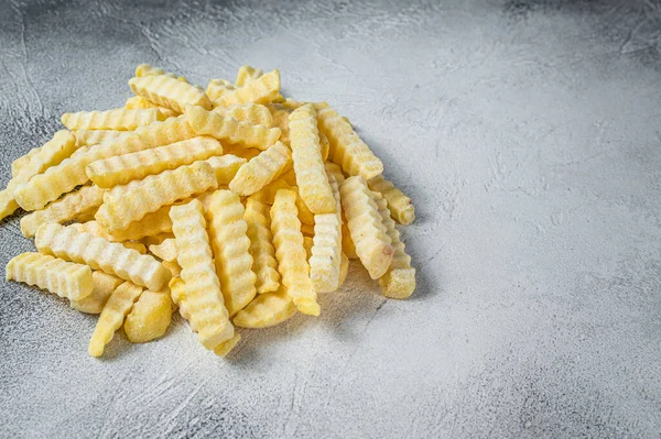 Bevroren kreukelfrietjes aardappelstokjes. Witte achtergrond. Bovenaanzicht. Kopieerruimte — Stockfoto