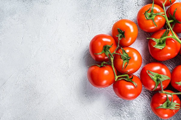 Frische rote Tomaten auf dem Küchentisch. Weißer Hintergrund. Ansicht von oben. Kopierraum — Stockfoto