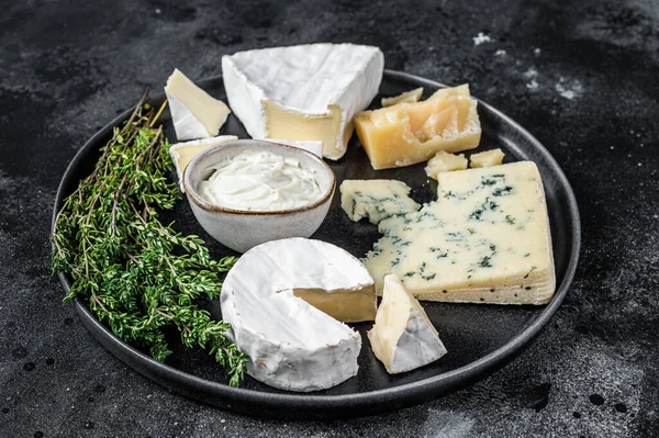 Prato de queijo francês. Camembert, Brie, Gorgonzola e queijo creme azul. Fundo preto. Vista superior — Fotografia de Stock