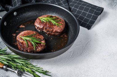 Kavrulmuş fileto Mignon fileto sığır bifteği tavada. Beyaz arka plan. Üst Manzara. Boşluğu kopyala