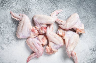 Mutfak masasında çiğ tavuk kanadı. Beyaz arka plan. Üst görünüm