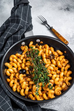 Tavada Cellentani Puttanesca deniz ürünleri ton balıklı makarna. Beyaz arka plan. Üst görünüm