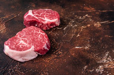 Çiğ fileto Mignon fileto bifteği. Karanlık arka plan. Üst Manzara. Boşluğu kopyala