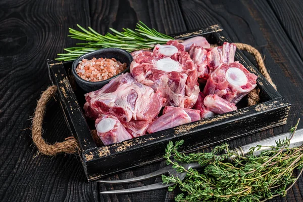 Carne bovina cruda Oxtail Carne in vassoio di legno con timo. Fondo in legno nero. Vista dall'alto — Foto Stock