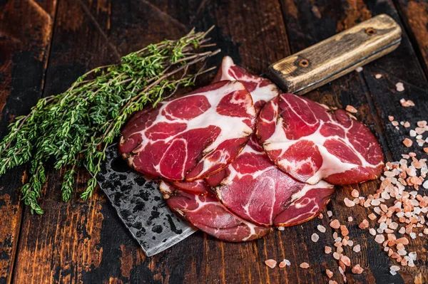 Coppa, Capocollo, szynka Capicollo Cured na tasaku. Ciemne drewniane tło. Widok z góry — Zdjęcie stockowe