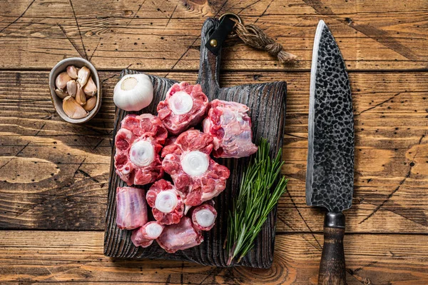 Obearbetat nötkött Oxtail skära kött på trä skärbräda med kniv. trä bakgrund. Ovanifrån — Stockfoto