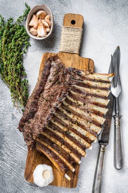 Kömürlü ızgara kuzu pirzola. Kesme tahtasında. Beyaz arka plan. Üst görünüm