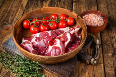 İtalyan dilimlenmiş baharatlı koppa jambonu. Ahşap arka plan. Üst görünüm