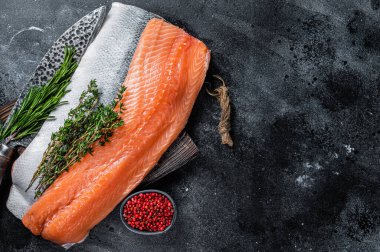 Bıçakla kesilmiş taze çiğ somon fileto balığı. Siyah arka plan. Üst Manzara. Boşluğu kopyala