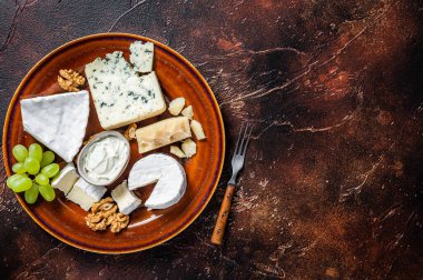 Peynirli, peynirli, peynirli, rokforlu, mavi krem peynirli, üzümlü ve fındıklı. Karanlık arka plan. Üst Manzara. Boşluğu kopyala