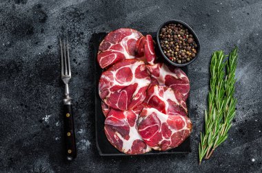 Coppa, Capocollo, Capicollo mermer panoda Cured jambonu. Siyah arka plan. Üst görünüm