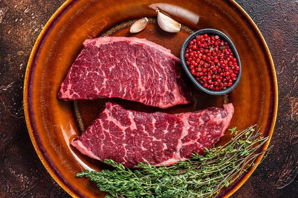 Taze çiğ Denver ya da kekik kaplı bir et parçası. Karanlık arka plan. Üst görünüm