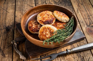 Kızarmış balık pirzolası ya da ahşap tabakta köfte. Ahşap arka plan. Üst görünüm