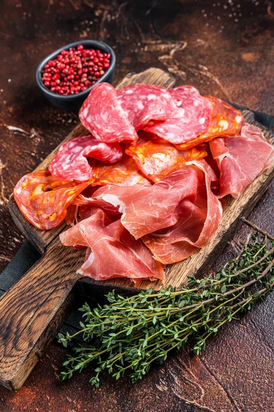 Tapas de carne española - salami, jamón, choriso salchichas curadas. Fondo oscuro. Vista superior — Foto de Stock