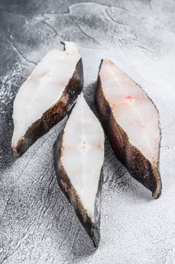 Taş masada çiğ taze balık halibut. Beyaz arka plan. Üst görünüm