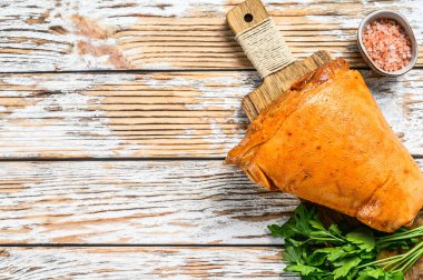 Çiğ domuz dizi pişmeye hazır. Beyaz arka plan. Üst Manzara. Boşluğu kopyala