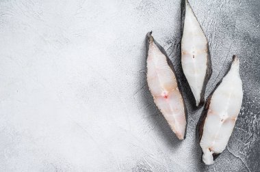 Taş masada çiğ taze balık halibut. Beyaz arka plan. Üst Manzara. Boşluğu kopyala
