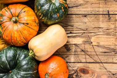 Cadılar Bayramı renklerinde sonbahar balkabağı çerçevesi turuncu. Ahşap arka plan. Üst Manzara. Boşluğu kopyala