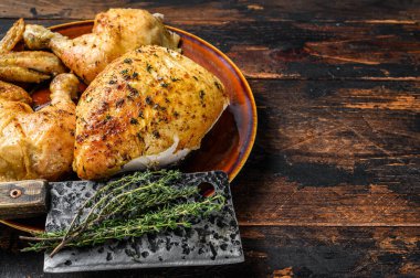 Ahşap masada doğranmış tavuk. Karanlık arka plan. Üst Manzara. Boşluğu kopyala