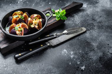 Krem peynirli fırında incir, bal ve fındık. Siyah arka plan. Üst Manzara. Boşluğu kopyala