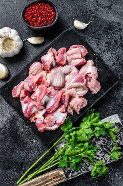 Çiğ tavuk sakatatı, çiğ tavuk sakatatı, mide. Siyah arka plan. Üst görünüm