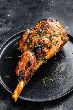 Fırında kuzu budu. Karanlık arka plan. Üst görünüm