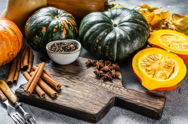 Şükran Günü veya sonbahar balkabağı tatilinde yemek pişirme geçmişi. Beyaz arka plan. Üst görünüm