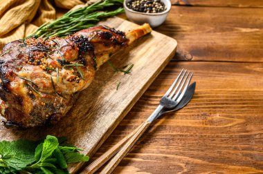 Kızarmış kuzu eti, keçi budu ve biberiye. Ahşap arka plan. Üst Manzara. Boşluğu kopyala