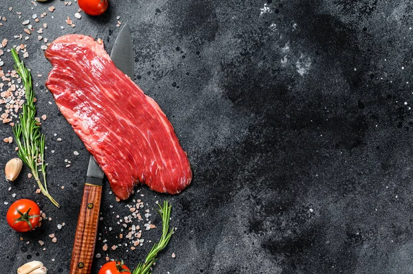 Raw Flank steak noir Angus. Viande fraîche de bœuf en marbre. Fond noir. Vue de dessus. Espace de copie — Photo