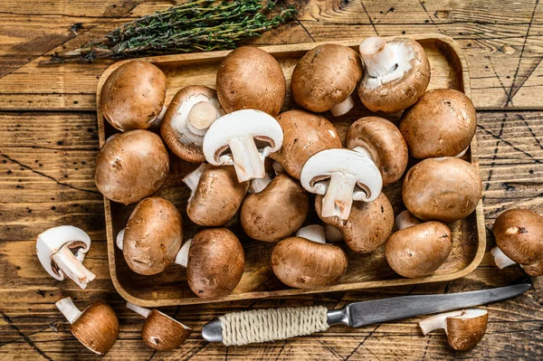 Rohe Champignons braun schneiden. Holzuntergrund. Ansicht von oben — Stockfoto