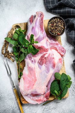 Çiğ keçi eti sarımsak ve nane ile pişirmeye hazır. Beyaz arka plan. Üst görünüm