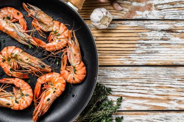 Kavrulmuş dev kaplan karidesleri tavada karides. Beyaz ahşap arka plan. Üst Manzara. Boşluğu kopyala