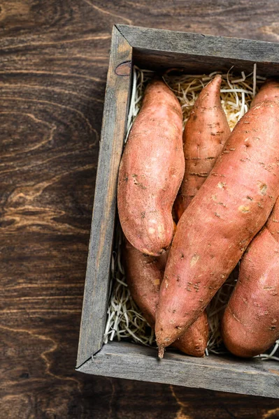 Batata cru Patate douce sur table en bois. Fond en bois. Vue du dessus — Photo