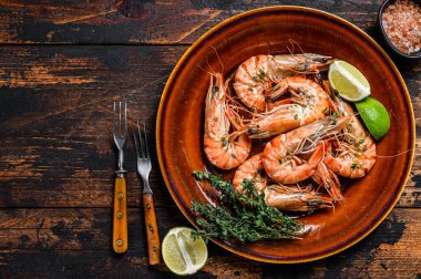 Tabakta kızarmış dev kaplan karidesleri. Koyu ahşap arka plan. Üst Manzara. Boşluğu kopyala