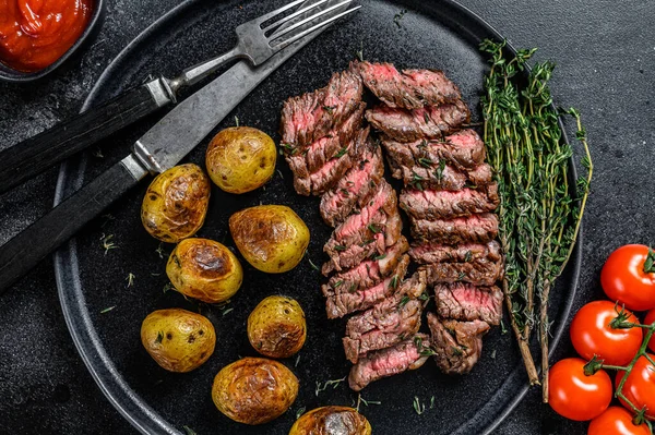 Viande de bœuf grillée en marbre Steak avec pommes de terre frites. Fond noir. Vue du dessus — Photo