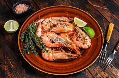 Tabakta ızgara kaplan karidesi. Koyu ahşap arka plan. Üst görünüm