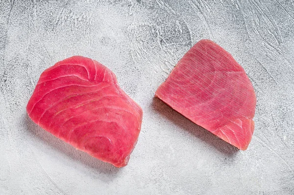Kırsal masada iki çiğ ton balığı bifteği. Beyaz arka plan. Üst görünüm — Stok fotoğraf